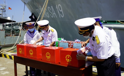 Cử tri nhà giàn DK1 bỏ phiếu bầu cử - Ảnh 1. Cử tri nhà giàn DK1 bỏ phiếu bầu cử - Ảnh 1.