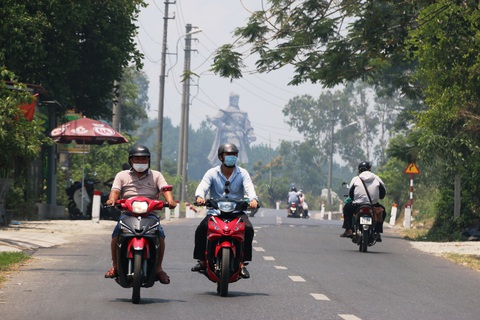 TP Huế mờ trong khói mù nghi do người dân đốt rơm rạ sau gặt - Ảnh 4. TP Huế mờ trong khói mù nghi do người dân đốt rơm rạ sau gặt - Ảnh 4.