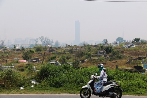 TP Huế mờ trong khói mù nghi do người dân đốt rơm rạ sau gặt - Ảnh 2. TP Huế mờ trong khói mù nghi do người dân đốt rơm rạ sau gặt - Ảnh 2.