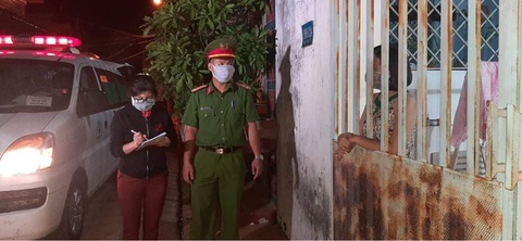 Buôn Ma Thuột phong tỏa 1 con hẻm, xét nghiệm nhanh cho 40 hộ gia đình - Ảnh 3. Buôn Ma Thuột phong tỏa 1 con hẻm, xét nghiệm nhanh cho 40 hộ gia đình - Ảnh 3.