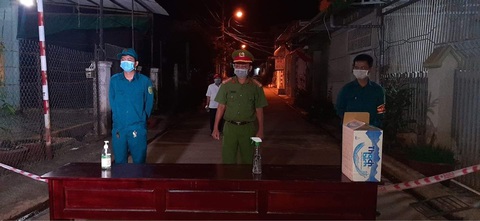 Buôn Ma Thuột phong tỏa 1 con hẻm, xét nghiệm nhanh cho 40 hộ gia đình - Ảnh 5. Buôn Ma Thuột phong tỏa 1 con hẻm, xét nghiệm nhanh cho 40 hộ gia đình - Ảnh 5.