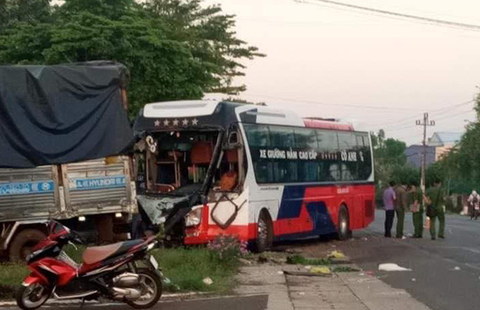Xe tải đối đầu xe khách, một người tử vong - Ảnh 2. Xe tải đối đầu xe khách, một người tử vong - Ảnh 2.