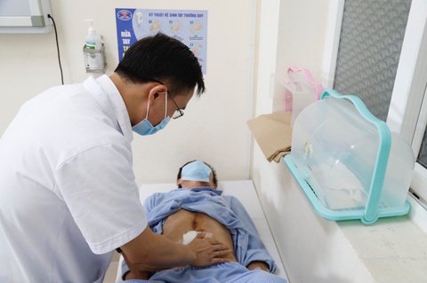 Bác sĩ chạy trong phòng làm việc 10km mỗi ngày khi cách ly tại Bệnh viện K - Ảnh 2. Bác sĩ chạy trong phòng làm việc 10km mỗi ngày khi cách ly tại Bệnh viện K - Ảnh 2.