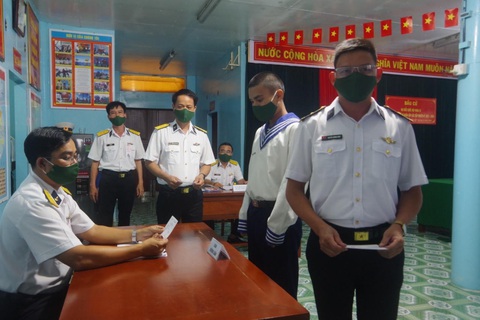 Cử tri nhà giàn DK1 bỏ phiếu bầu cử - Ảnh 5. Cử tri nhà giàn DK1 bỏ phiếu bầu cử - Ảnh 5.