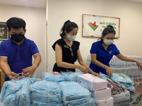 Peter Phạm, Quỳnh Hoa, Quốc Bình... tình nguyện hỗ trợ xét nghiệm COVID-19 ở Gò Vấp - Ảnh 5. Peter Phạm, Quỳnh Hoa, Quốc Bình... tình nguyện hỗ trợ xét nghiệm COVID-19 ở Gò Vấp - Ảnh 5.