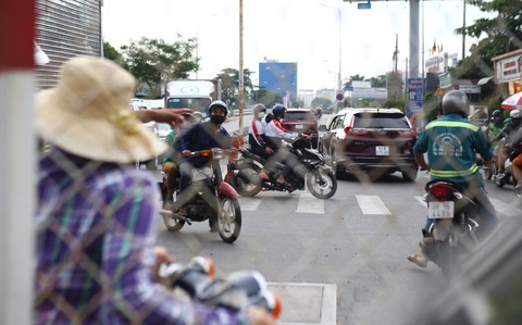 Giao thông các chốt qua quận Gò Vấp dễ thở hơn nhờ phân luồng từ xa - Ảnh 2. Giao thông các chốt qua quận Gò Vấp dễ thở hơn nhờ phân luồng từ xa - Ảnh 2.