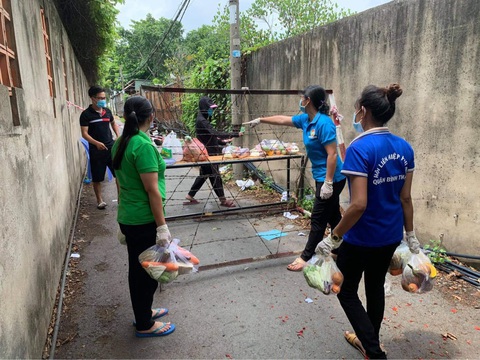 Dân Bình Thạnh mua rau củ tặng các hộ dân khu vực bị phong tỏa - Ảnh 5. Dân Bình Thạnh mua rau củ tặng các hộ dân khu vực bị phong tỏa - Ảnh 5.