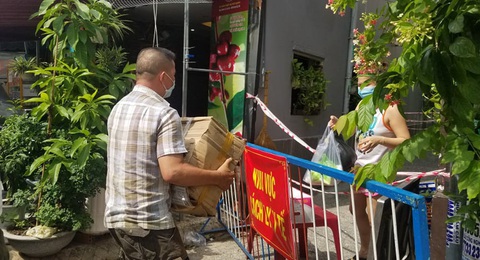 Dân Bình Thạnh mua rau củ tặng các hộ dân khu vực bị phong tỏa - Ảnh 3. Dân Bình Thạnh mua rau củ tặng các hộ dân khu vực bị phong tỏa - Ảnh 3.