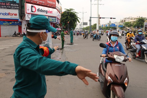 Giao thông các chốt qua quận Gò Vấp dễ thở hơn nhờ phân luồng từ xa - Ảnh 4. Giao thông các chốt qua quận Gò Vấp dễ thở hơn nhờ phân luồng từ xa - Ảnh 4.