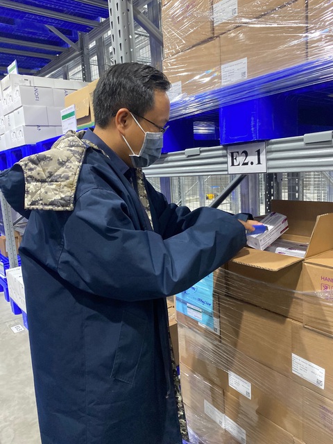 Bàn giao 287.600 liều vắc xin COVID-19 - Ảnh 5. Bàn giao 287.600 liều vắc xin COVID-19 - Ảnh 5.