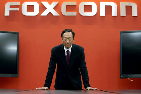 Nhà sáng lập Foxconn bỏ tiền túi mua vắc xin giúp Đài Loan - Ảnh 1. Nhà sáng lập Foxconn bỏ tiền túi mua vắc xin giúp Đài Loan - Ảnh 1.