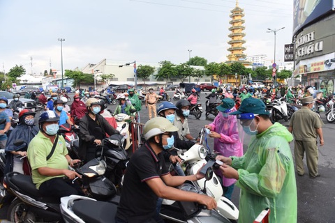 Giao thông các chốt qua quận Gò Vấp dễ thở hơn nhờ phân luồng từ xa - Ảnh 1. Giao thông các chốt qua quận Gò Vấp dễ thở hơn nhờ phân luồng từ xa - Ảnh 1.