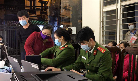 Đạt mốc 50 triệu hồ sơ CCCD trước 1 tháng, bộ trưởng gửi thư khen công an các đơn vị - Ảnh 1. Đạt mốc 50 triệu hồ sơ CCCD trước 1 tháng, bộ trưởng gửi thư khen công an các đơn vị - Ảnh 1.