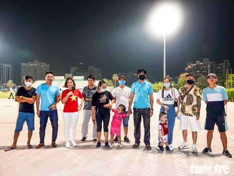 Cổ động viên Việt Nam tại UAE gặp khó khi muốn vào sân ủng hộ đội nhà - Ảnh 1. Cổ động viên Việt Nam tại UAE gặp khó khi muốn vào sân ủng hộ đội nhà - Ảnh 1.