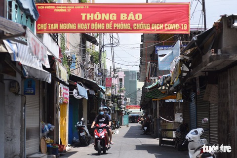 Chợ Phú Nhuận lại ngưng hoạt động, lấy mẫu xét nghiệm hơn 1.000 người - Ảnh 1. Chợ Phú Nhuận lại ngưng hoạt động, lấy mẫu xét nghiệm hơn 1.000 người - Ảnh 1.