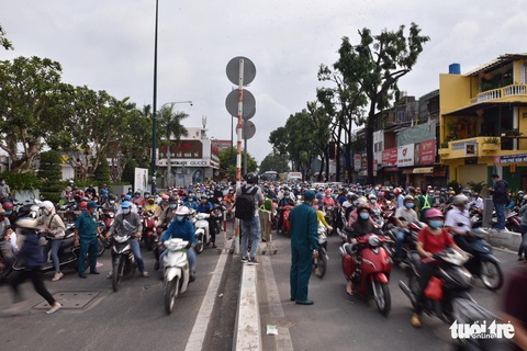 Lại xả trạm kiểm soát ra vào quận Gò Vấp do ùn ứ hàng ngàn người - Ảnh 2. Lại xả trạm kiểm soát ra vào quận Gò Vấp do ùn ứ hàng ngàn người - Ảnh 2.