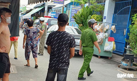 Tạm giữ nghi phạm khóa cửa kiôt tẩm xăng đốt hai vợ chồng ở Thủ Đức - Ảnh 1. Tạm giữ nghi phạm khóa cửa kiôt tẩm xăng đốt hai vợ chồng ở Thủ Đức - Ảnh 1.