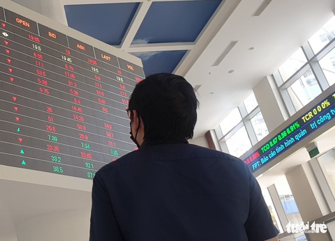 Sàn chứng khoán TP.HCM đột ngột ngừng giao dịch do tiền đổ vào quá lớn - Ảnh 1. Sàn chứng khoán TP.HCM đột ngột ngừng giao dịch do tiền đổ vào quá lớn - Ảnh 1.