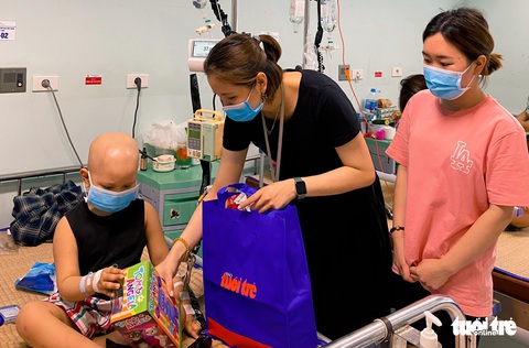 Tết thiếu nhi của bệnh nhi ở 10 bệnh viện: Ôi, con mèo này xịn lắm đó - Ảnh 5. Tết thiếu nhi của bệnh nhi ở 10 bệnh viện: Ôi, con mèo này xịn lắm đó - Ảnh 5.