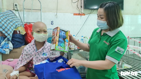 Tết thiếu nhi của bệnh nhi ở 10 bệnh viện: Ôi, con mèo này xịn lắm đó - Ảnh 9. Tết thiếu nhi của bệnh nhi ở 10 bệnh viện: Ôi, con mèo này xịn lắm đó - Ảnh 9.
