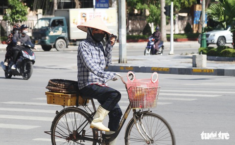 Nhọc nhằn ngược xuôi mưu sinh ở ‘chảo lửa’ 40 độ C - Ảnh 7. Nhọc nhằn ngược xuôi mưu sinh ở ‘chảo lửa’ 40 độ C - Ảnh 7.