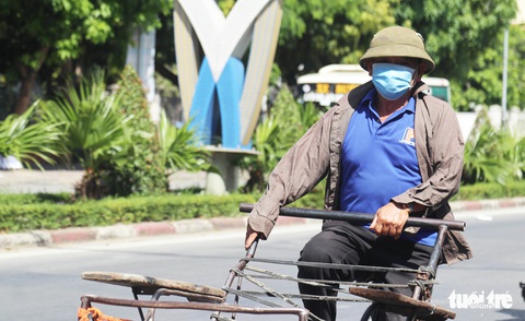 Nhọc nhằn ngược xuôi mưu sinh ở ‘chảo lửa’ 40 độ C - Ảnh 9. Nhọc nhằn ngược xuôi mưu sinh ở ‘chảo lửa’ 40 độ C - Ảnh 9.