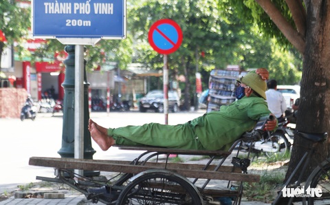 Nhọc nhằn ngược xuôi mưu sinh ở ‘chảo lửa’ 40 độ C - Ảnh 12. Nhọc nhằn ngược xuôi mưu sinh ở ‘chảo lửa’ 40 độ C - Ảnh 12.