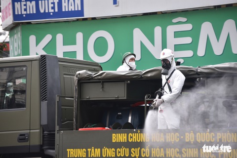 Bộ đội hóa học phun khử khuẩn nhiều đường ở quận Gò Vấp - Ảnh 5. Bộ đội hóa học phun khử khuẩn nhiều đường ở quận Gò Vấp - Ảnh 5.