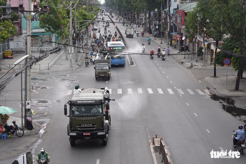 Bộ đội hóa học phun khử khuẩn nhiều đường ở quận Gò Vấp - Ảnh 6. Bộ đội hóa học phun khử khuẩn nhiều đường ở quận Gò Vấp - Ảnh 6.
