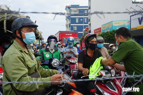 Lại xả trạm kiểm soát ra vào quận Gò Vấp do ùn ứ hàng ngàn người - Ảnh 7. Lại xả trạm kiểm soát ra vào quận Gò Vấp do ùn ứ hàng ngàn người - Ảnh 7.