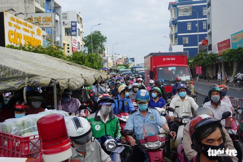 Lại xả trạm kiểm soát ra vào quận Gò Vấp do ùn ứ hàng ngàn người - Ảnh 4. Lại xả trạm kiểm soát ra vào quận Gò Vấp do ùn ứ hàng ngàn người - Ảnh 4.