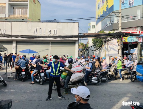 Lại xả trạm kiểm soát ra vào quận Gò Vấp do ùn ứ hàng ngàn người - Ảnh 10. Lại xả trạm kiểm soát ra vào quận Gò Vấp do ùn ứ hàng ngàn người - Ảnh 10.