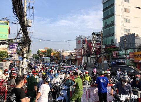Lại xả trạm kiểm soát ra vào quận Gò Vấp do ùn ứ hàng ngàn người - Ảnh 11. Lại xả trạm kiểm soát ra vào quận Gò Vấp do ùn ứ hàng ngàn người - Ảnh 11.