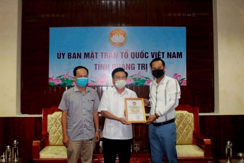Nghệ sĩ Hoài Linh đã trao 2,4 tỉ đồng tiền kêu gọi cứu trợ bão lụt cho Quảng Trị - Ảnh 1. Nghệ sĩ Hoài Linh đã trao 2,4 tỉ đồng tiền kêu gọi cứu trợ bão lụt cho Quảng Trị - Ảnh 1.