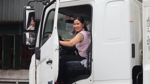 Những bóng hồng thích cảm giác mạnh - Kỳ 1: Ngân, nữ tài xế xe đầu kéo hạng nặng - Ảnh 1. Những bóng hồng thích cảm giác mạnh - Kỳ 1: Ngân, nữ tài xế xe đầu kéo hạng nặng - Ảnh 1.