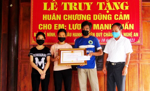Truy tặng Huân chương Dũng cảm cho nam sinh cứu người đuối nước - Ảnh 1. Truy tặng Huân chương Dũng cảm cho nam sinh cứu người đuối nước - Ảnh 1.
