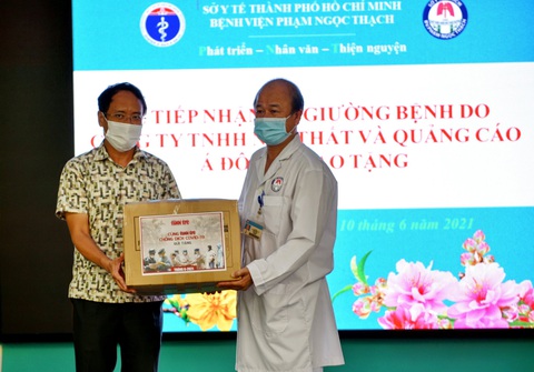Tặng 500 giường bệnh, tiếp sức cho hai bệnh viện điều trị COVID-19 ở TP.HCM - Ảnh 3. Tặng 500 giường bệnh, tiếp sức cho hai bệnh viện điều trị COVID-19 ở TP.HCM - Ảnh 3.