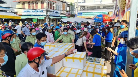 Dân tập trung mua vải thiều quá đông, Bạc Liêu khẩn cấp yêu cầu thực hiện 5K - Ảnh 1. Dân tập trung mua vải thiều quá đông, Bạc Liêu khẩn cấp yêu cầu thực hiện 5K - Ảnh 1.
