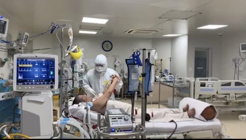 Một bệnh nhân COVID-19 giống trường hợp phi công người Anh đã khỏi, sắp xuất viện - Ảnh 1. Một bệnh nhân COVID-19 giống trường hợp phi công người Anh đã khỏi, sắp xuất viện - Ảnh 1.