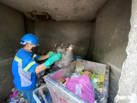 Bị nợ lương, công nhân môi trường cay đắng vay nợ, lượm ve chai sống qua ngày - Ảnh 6. Bị nợ lương, công nhân môi trường cay đắng vay nợ, lượm ve chai sống qua ngày - Ảnh 6.