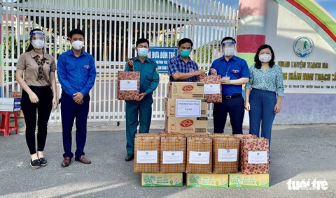Cô giáo gửi sách, sữa cho học sinh F1 cách ly: ‘Cố gắng lên các con nhé!’ - Ảnh 1. Cô giáo gửi sách, sữa cho học sinh F1 cách ly: ‘Cố gắng lên các con nhé!’ - Ảnh 1.