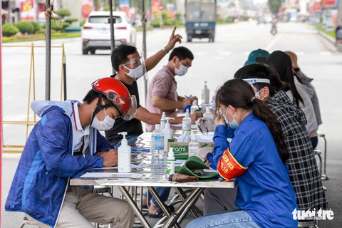 9 người ăn giỗ bị phạt 135 triệu đồng, sau đó có 1 F0, 8 người đi cách ly tập trung - Ảnh 1. 9 người ăn giỗ bị phạt 135 triệu đồng, sau đó có 1 F0, 8 người đi cách ly tập trung - Ảnh 1.