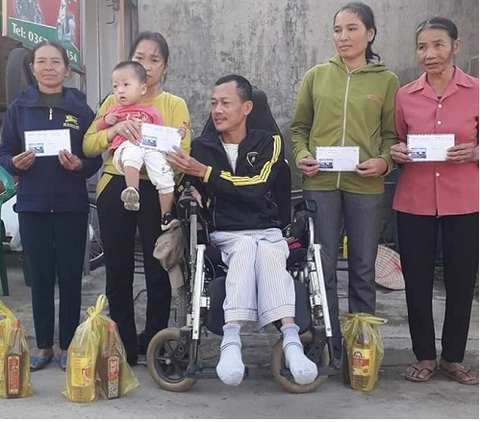Dù đang dịch COVID-19, vẫn ngồi xe lăn đi xin tiền giúp hàng xóm mua quan tài - Ảnh 1. Dù đang dịch COVID-19, vẫn ngồi xe lăn đi xin tiền giúp hàng xóm mua quan tài - Ảnh 1.