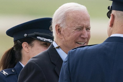 Ve sầu quấy rầy ông Biden, phá hỏng chuyến bay của nhóm phóng viên Nhà Trắng - Ảnh 1. Ve sầu quấy rầy ông Biden, phá hỏng chuyến bay của nhóm phóng viên Nhà Trắng - Ảnh 1.