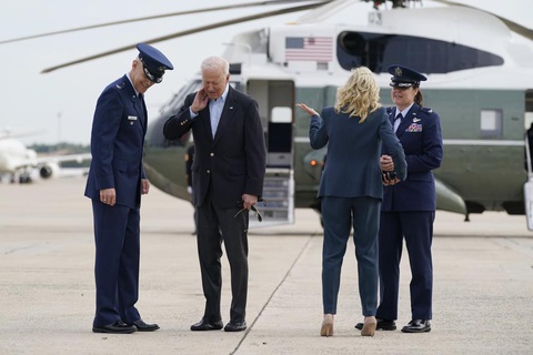 Ve sầu quấy rầy ông Biden, phá hỏng chuyến bay của nhóm phóng viên Nhà Trắng - Ảnh 2. Ve sầu quấy rầy ông Biden, phá hỏng chuyến bay của nhóm phóng viên Nhà Trắng - Ảnh 2.