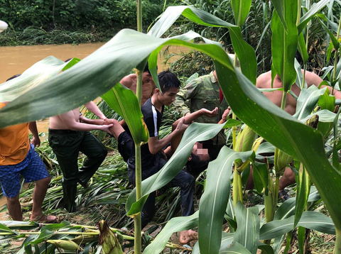 Đại úy công an lao mình xuống dòng lũ xiết cứu người - Ảnh 1. Đại úy công an lao mình xuống dòng lũ xiết cứu người - Ảnh 1.