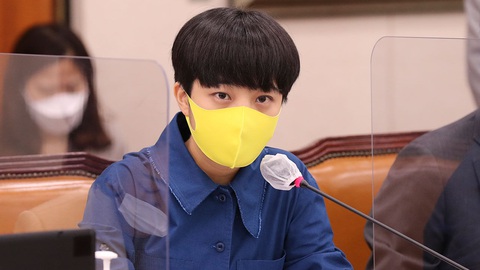 Nghị sĩ Hàn Quốc xin lỗi vì dùng ảnh BTS cho chiến dịch riêng - Ảnh 2. Nghị sĩ Hàn Quốc xin lỗi vì dùng ảnh BTS cho chiến dịch riêng - Ảnh 2.