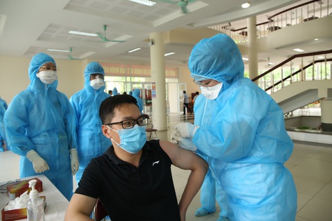 Thu hồi văn bản tiêm vắc xin do doanh nghiệp tự chi trả với giá 350.000 đồng/người - Ảnh 1. Thu hồi văn bản tiêm vắc xin do doanh nghiệp tự chi trả với giá 350.000 đồng/người - Ảnh 1.