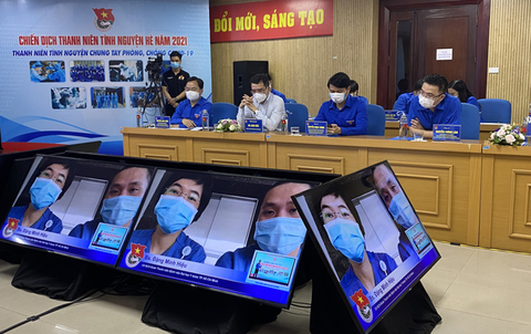 Chủ nhân nụ cười vào tâm dịch Bắc Giang: Tóc còn vướng víu sẽ cạo tiếp - Ảnh 2. Chủ nhân nụ cười vào tâm dịch Bắc Giang: Tóc còn vướng víu sẽ cạo tiếp - Ảnh 2.