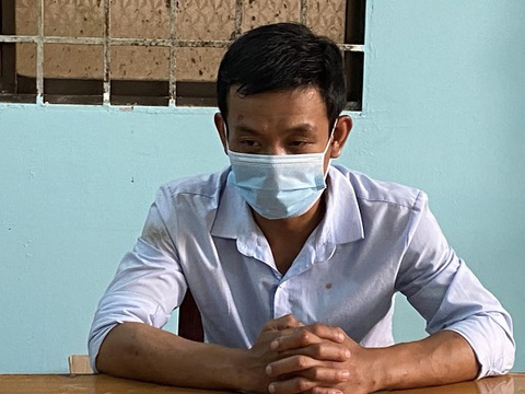 Thanh niên cầm gạch đá tấn công cảnh sát ở chốt kiểm dịch - Ảnh 1. Thanh niên cầm gạch đá tấn công cảnh sát ở chốt kiểm dịch - Ảnh 1.